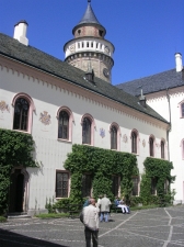 Стены внутреннего  двора замка украшены гербами французских провинций. 